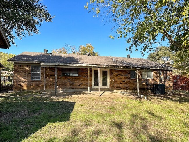 Building Photo - 3 Bedroom / 2 Bath