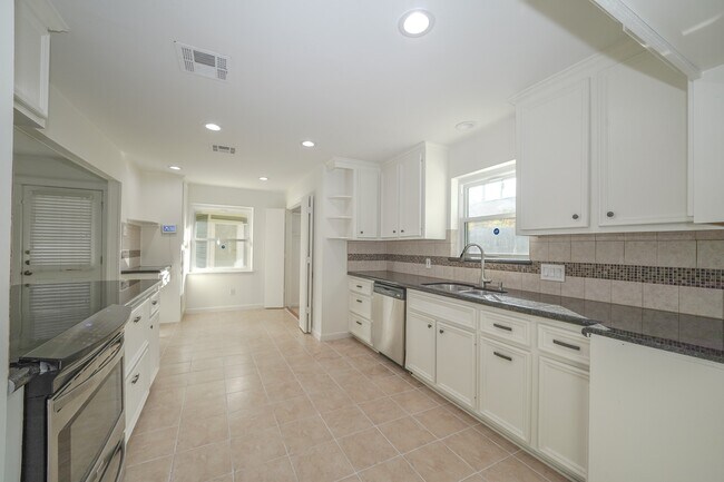 Building Photo - 5471 Loch Lomond Dr