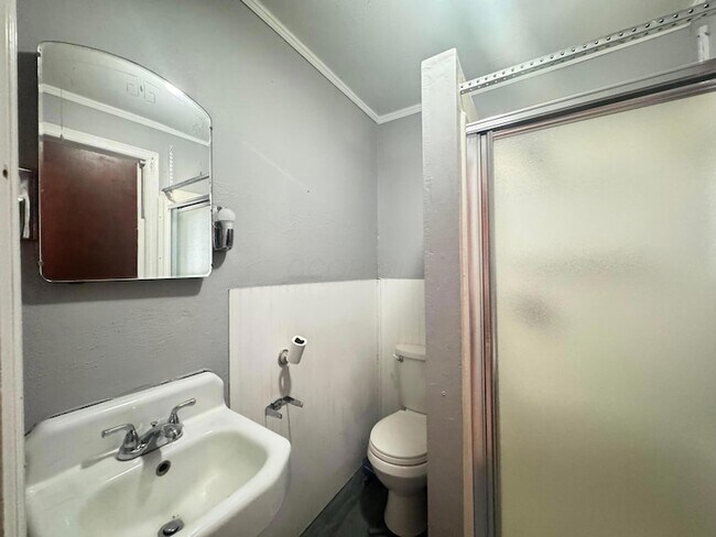 Building Photo - 617 E Main St