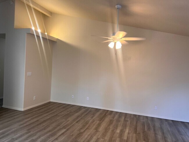 Building Photo - 4 Bedroom Home With Pool!