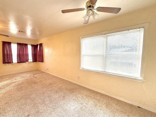 Building Photo - 709 11th Ave NW