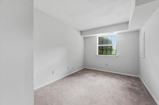 Building Photo - 2 Bedroom 1 Bathroom first floor Goshen Valley flat!