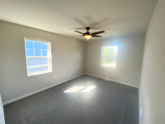 Building Photo - 4 bed, 3.5 Bath Single Family Home (Middle...