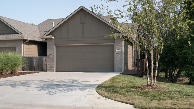 Front - 902 W Onewood Pl