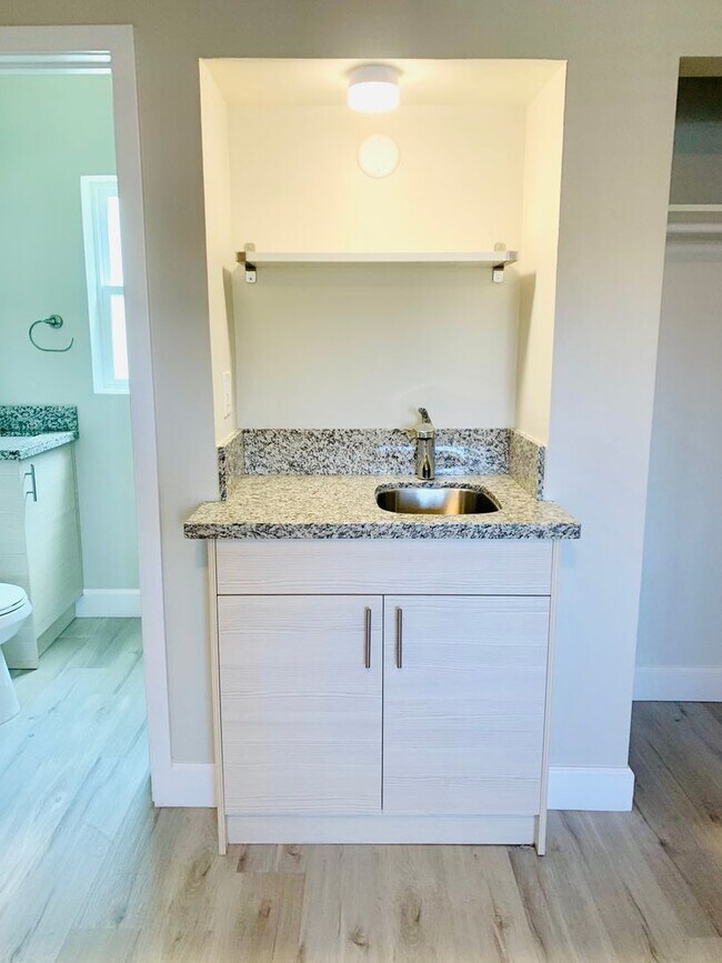 Building Photo - STUDIO APARTMENT AVAILABLE IN THE HEART OF...
