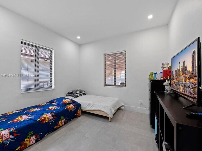 Building Photo - 252 E 36th St