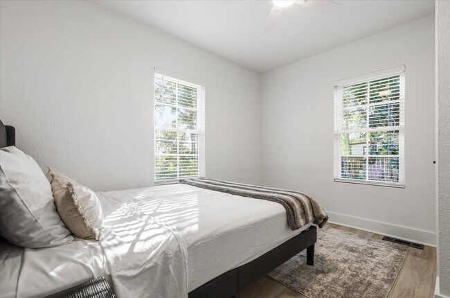 Building Photo - 643 W 8th Ave