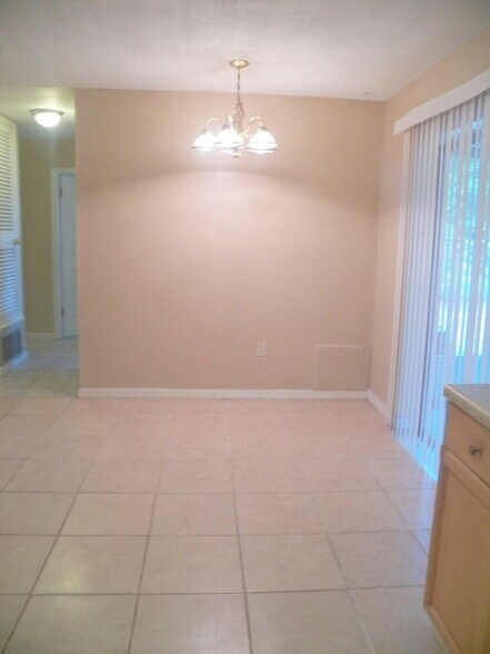 Building Photo - 8523 Chinaberry Dr