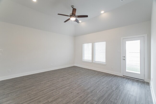 Building Photo - 10663 Whitejacket