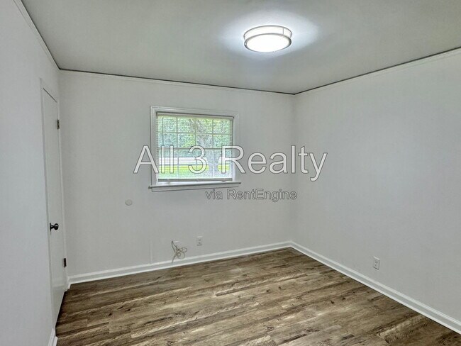 Building Photo - 2557 Woodley Rd