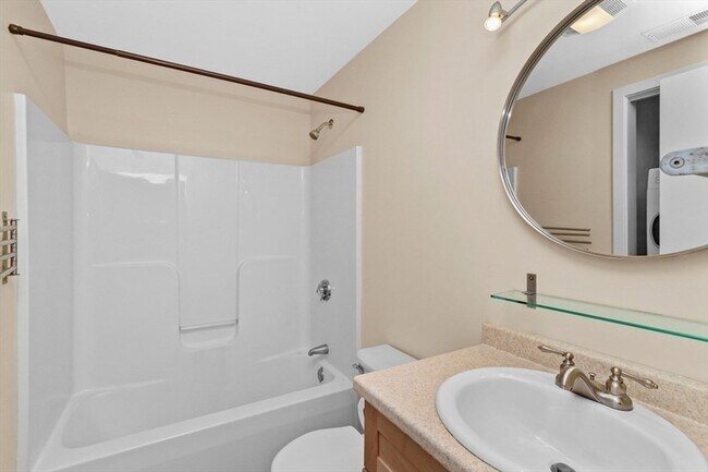 Building Photo - 296 Meridian St