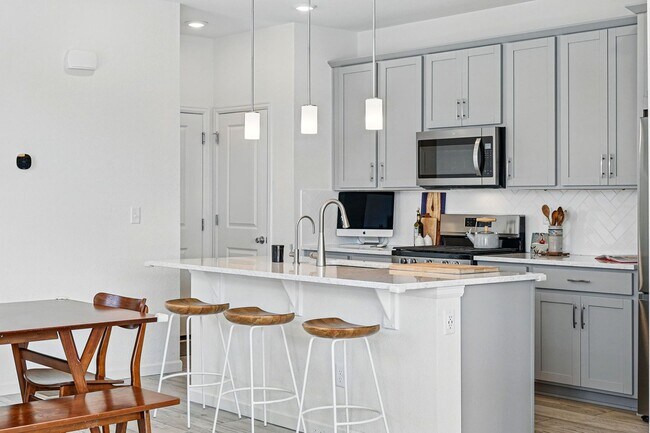 Building Photo - Spacious 3BR/3BA Townhome-Available NOW!