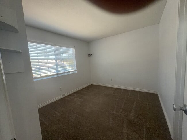 Building Photo - 9586 Shadow Springs Dr