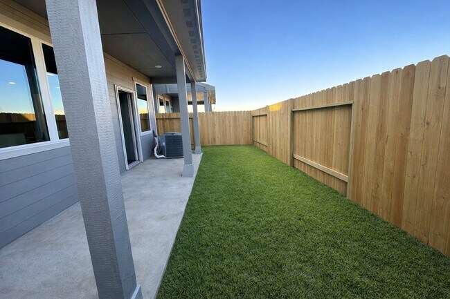 Building Photo - 3113 Moontide Ln