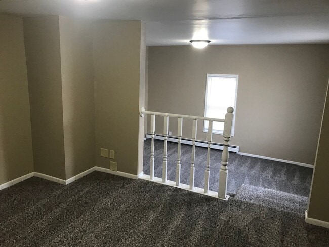 Building Photo - 812 E 7th St