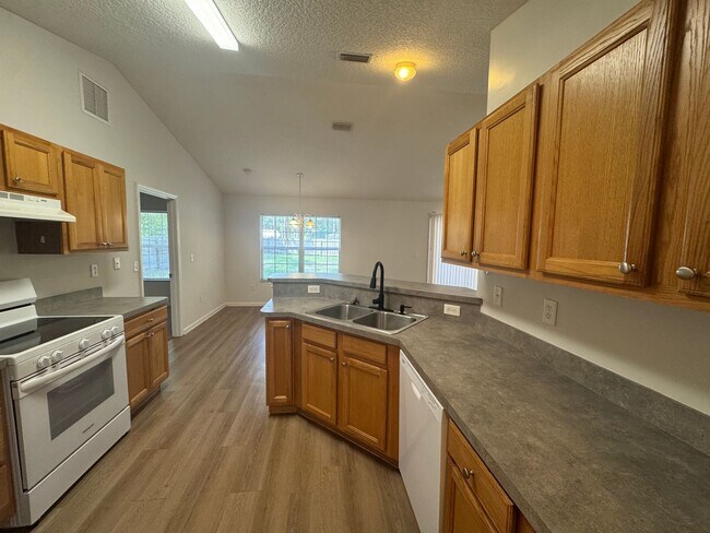 Building Photo - Ready Now! 3/2 Single Family Home w/ Fenced Yard in Starke, FL!