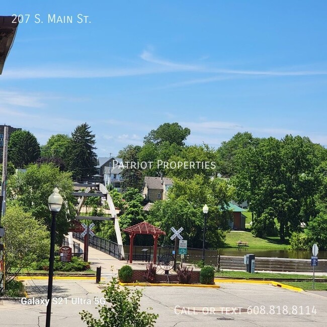 Building Photo - 2 bedroom/ 1 bath apartment in Jefferson, WI