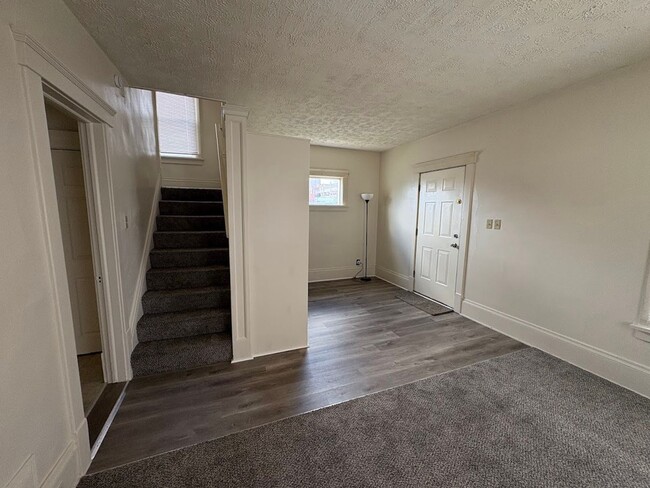 Building Photo - Three bedroom one bathroom home for rent