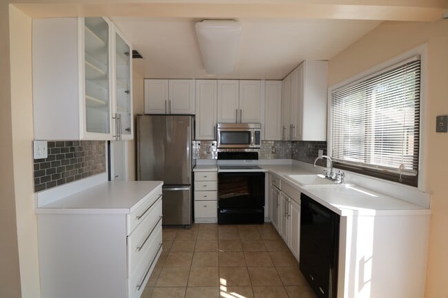 Building Photo - FRESH PAINT AND NEW FLOORING = 3BD + 2.5BA TH