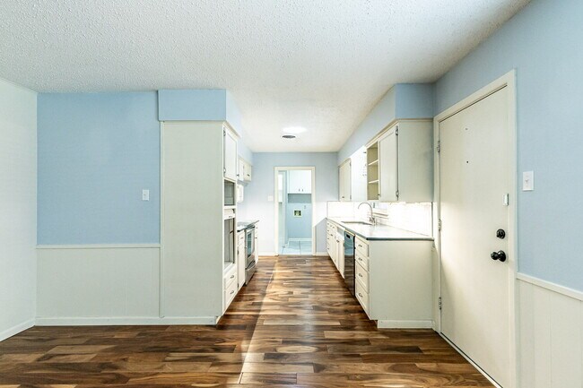 Building Photo - Beautiful 3 bedroom 2 bath
