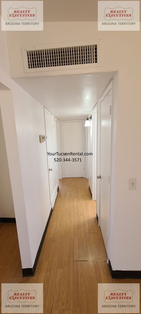 Building Photo - 29th St & Craycroft Rd area 2/2 with yard & A/C System