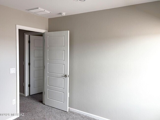 Building Photo - 7833 S Sugarbend Dr
