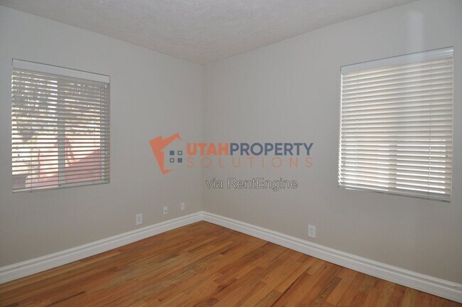 Building Photo - 1577 Glen Arbor St