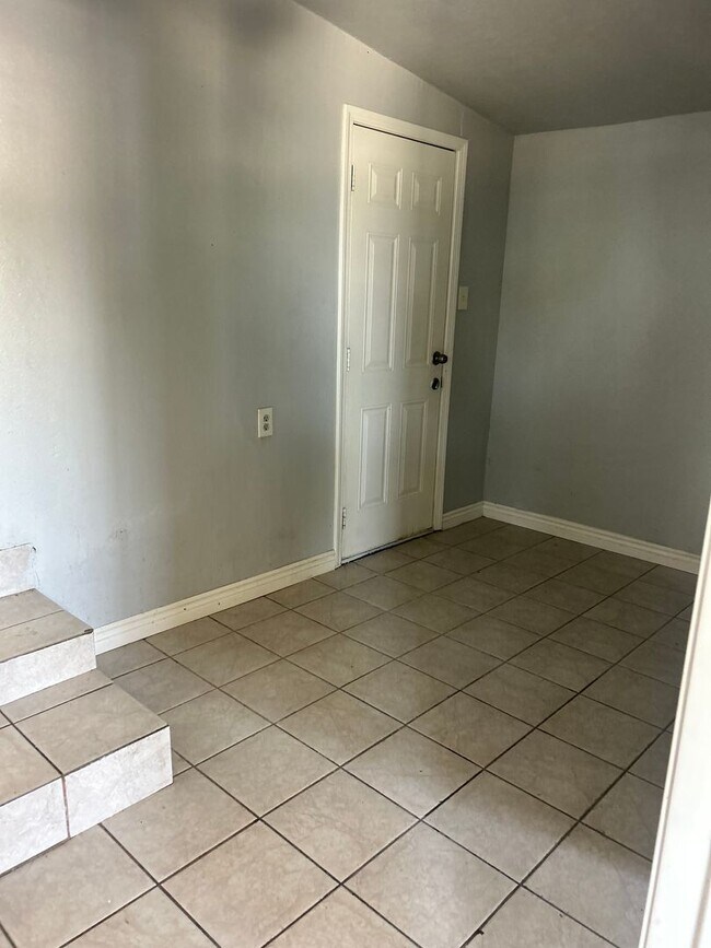 Building Photo - Single Family Home