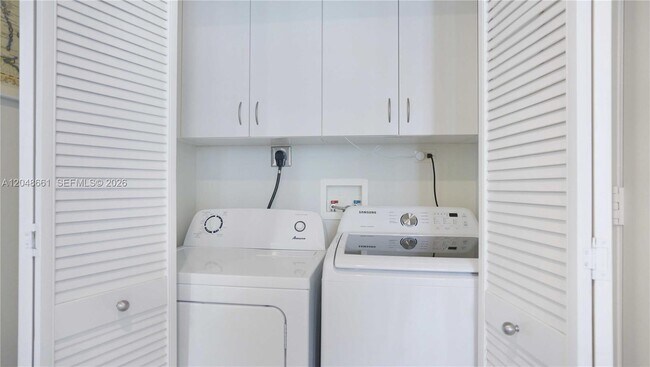Building Photo - 801 Brickell Key Blvd