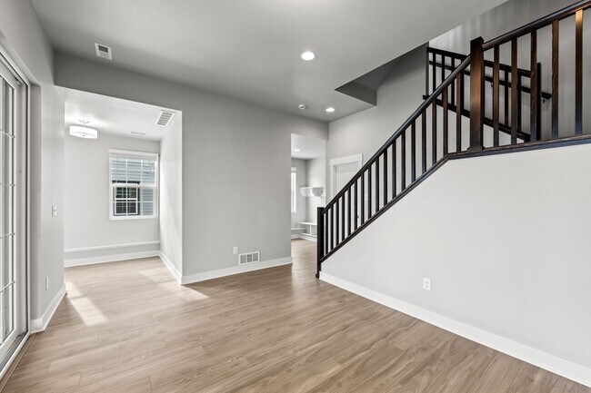 Building Photo - Spacious Family Home in Quiet Neighborhood