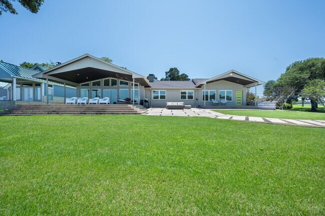 Building Photo - 1012 Chestnut Dr