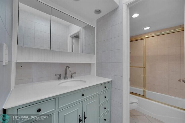 Building Photo - 1100 SE 5th Ct