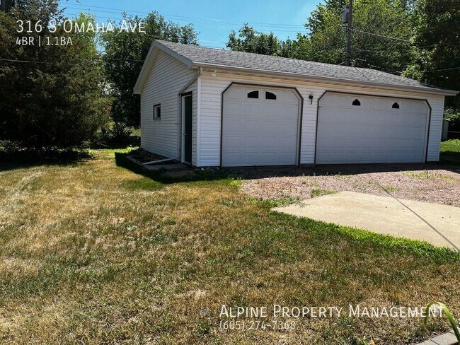 Building Photo - 4 Bed/1.5 Bath with Triple Stall Garage!