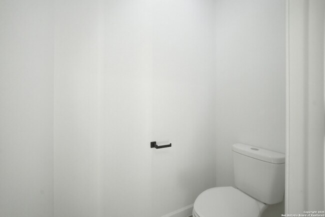 Building Photo - 207 Deer Oaks Dr