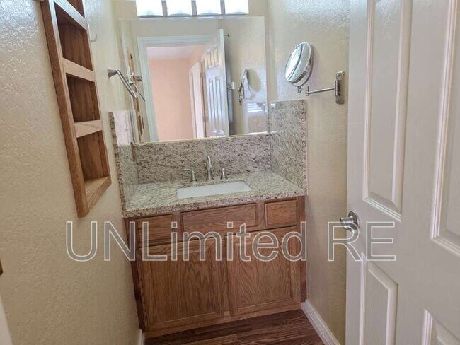 Building Photo - 2589 N Oakmont Dr