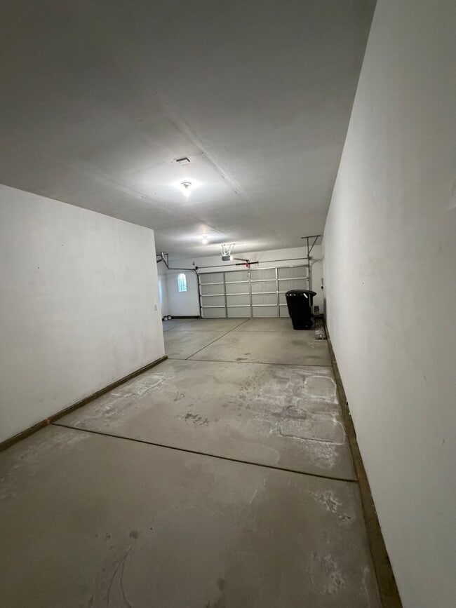 Building Photo - 549 Cascade Dr