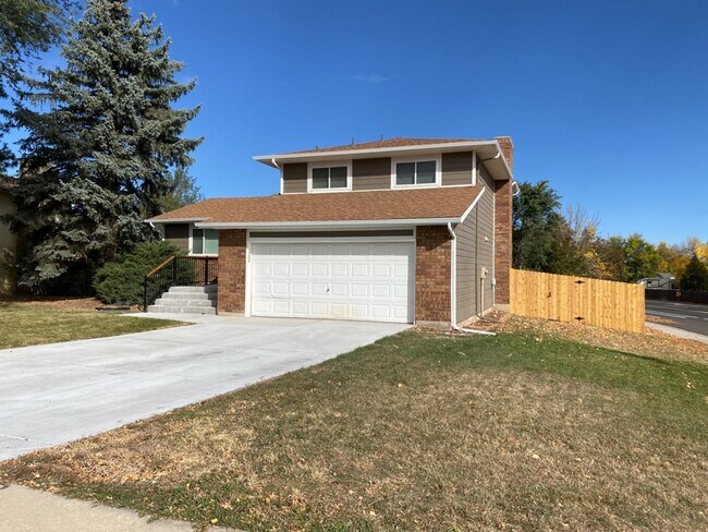 Building Photo - Spacious West-Side Tri-Level Home