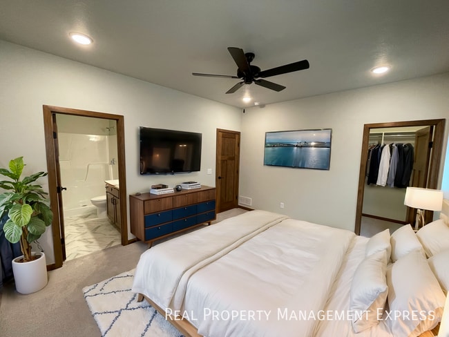 Building Photo - BRAND NEW 4 BED 3 BATH TWIN HOME