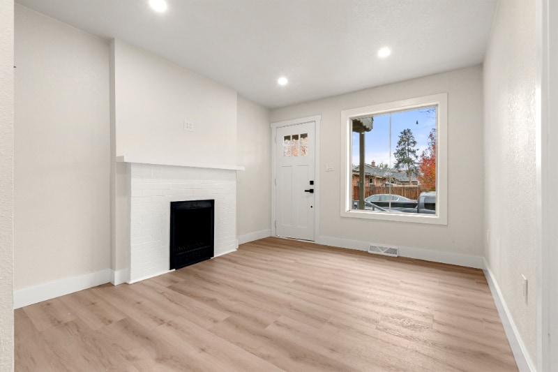 Building Photo - 704 E Dakota Ave