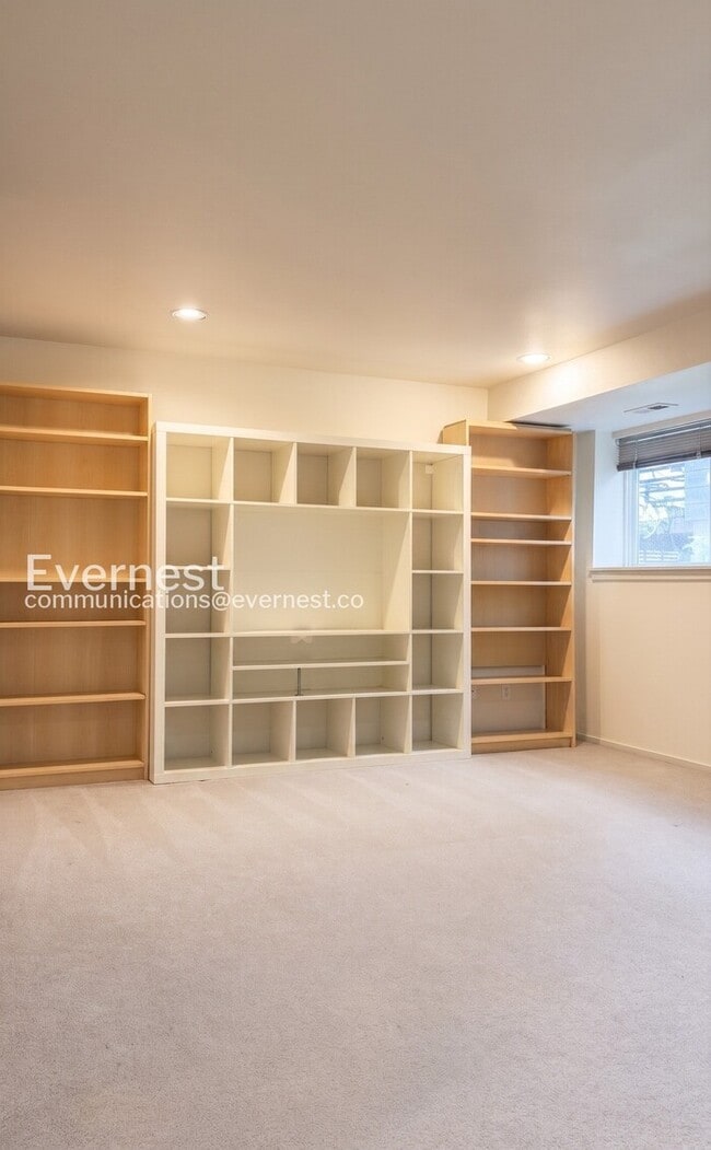 Building Photo - 3 Bed, 2 Bath Home with Garage / Vouchers Accepted / Available Soon!