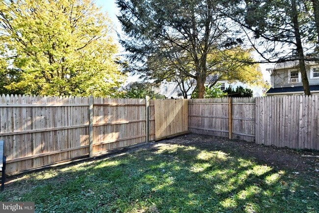 Building Photo - 23 Walnut St