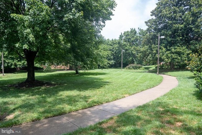 Building Photo - 1721 Queens Ln