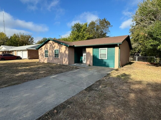 Building Photo - 3 bedroom 1.5 bathroom house!