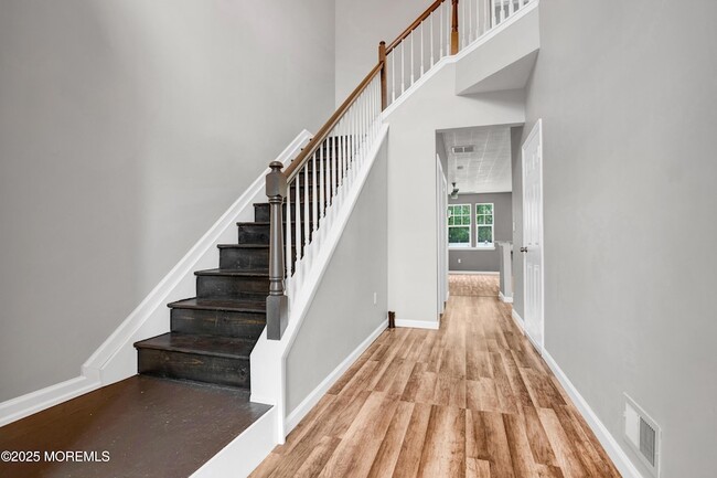 Building Photo - 100 Pine St