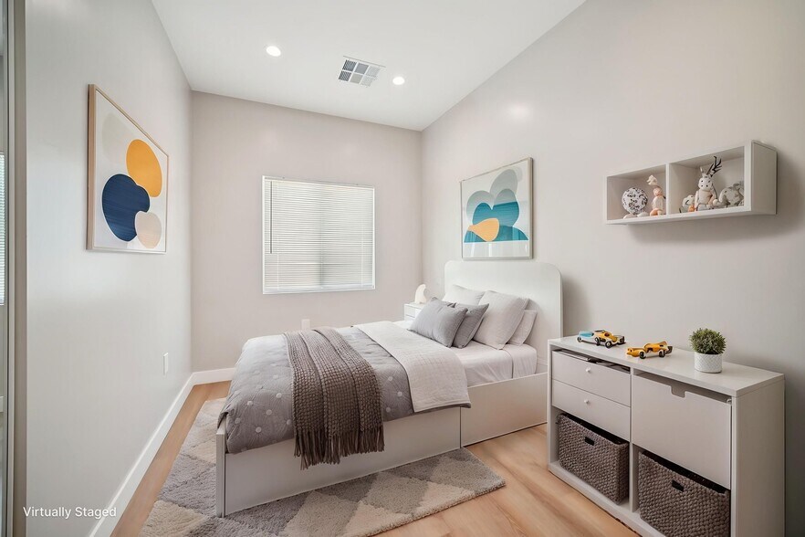 Building Photo - 8436 Oakdale Ave