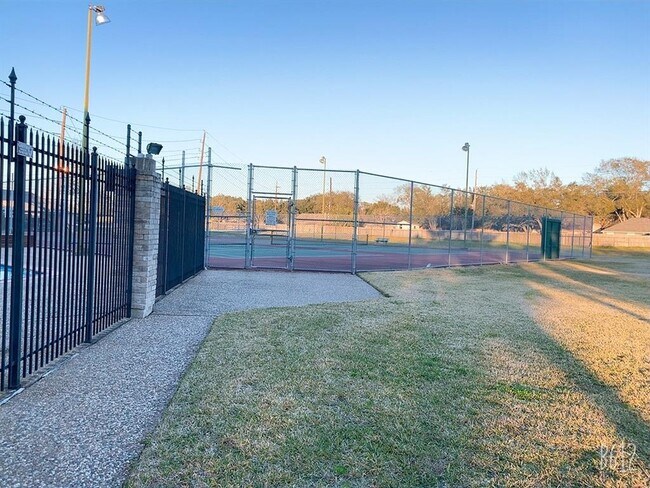 Building Photo - 15215 Possumwood Dr