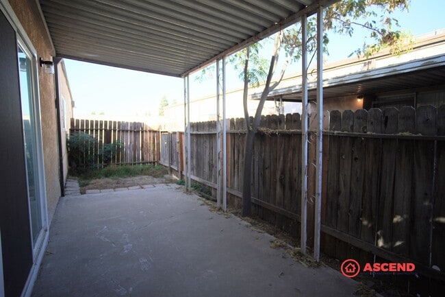 Building Photo - Apartment in Central Bakersfield!