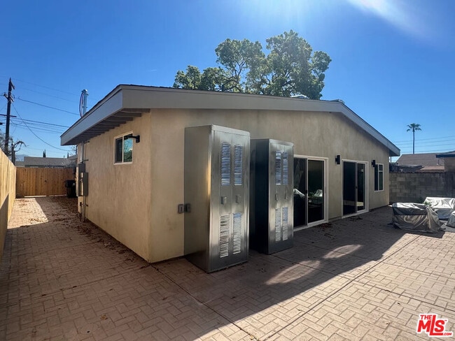 Building Photo - 6441 Satsuma Ave