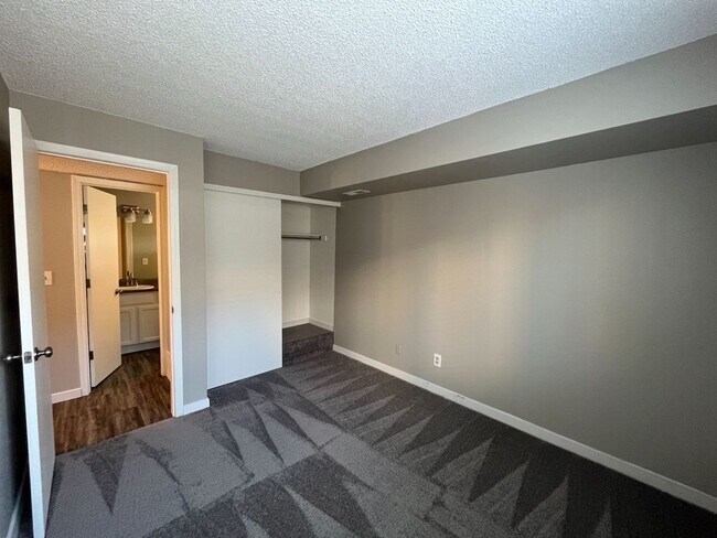 Building Photo - ***Move in Special*** Nice 2 bed 2 bath Co...