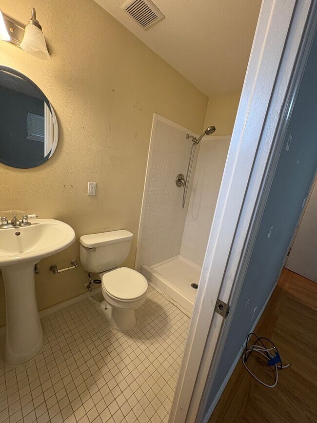 Building Photo - 3bed/2bath Home with large yard in South Sac